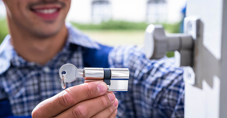 Commercial locksmith